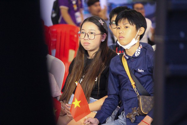 Cặp đôi game thủ Campuchia 'nồng nhiệt' cổ vũ tuyển PUBG Mobile Việt Nam