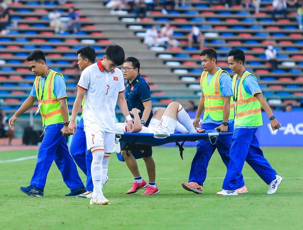 Thanh Nhàn đau đớn chứng kiến đồng đội thất bại, Lương Duy Cương cõng về vì chấn thương