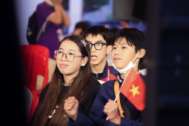 Cặp đôi game thủ Campuchia 'nồng nhiệt' cổ vũ tuyển PUBG Mobile Việt Nam