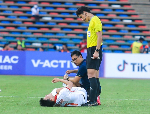 Thanh Nhàn đau đớn chứng kiến đồng đội thất bại, Lương Duy Cương cõng về vì chấn thương