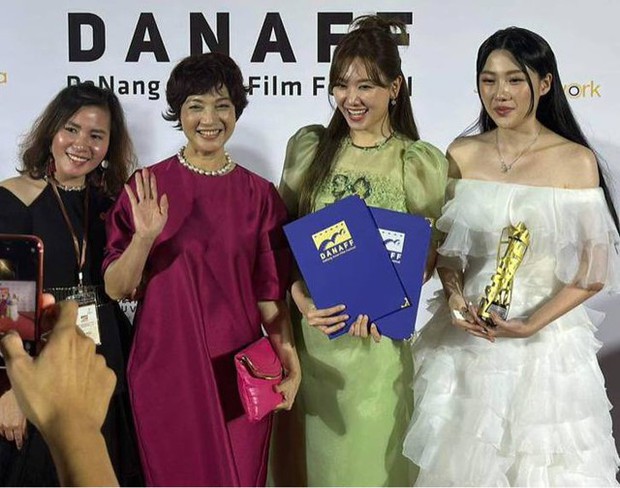 Nhà Bà Nữ thắng Phim Việt Nam hay nhất, Trấn Thành đoạt giải Đạo diễn xuất sắc tại LHP châu Á Đà Nẵng - Ảnh 1.