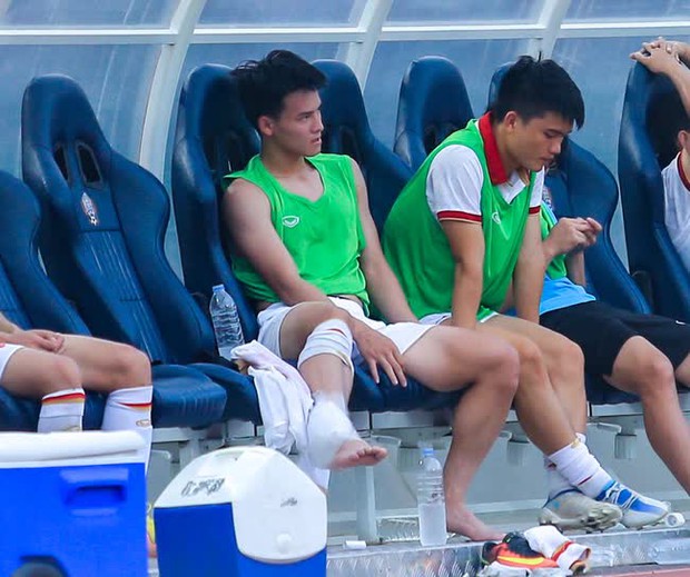 Thanh Nhàn đau đớn chứng kiến đồng đội thất bại, Lương Duy Cương cõng về vì chấn thương