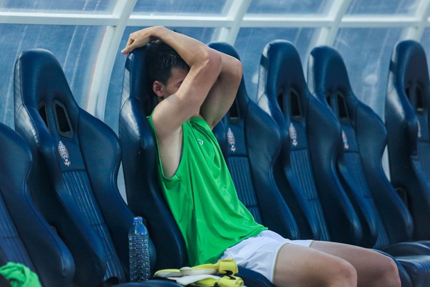 Thanh Nhàn đau đớn chứng kiến đồng đội thất bại, Lương Duy Cương cõng về vì chấn thương