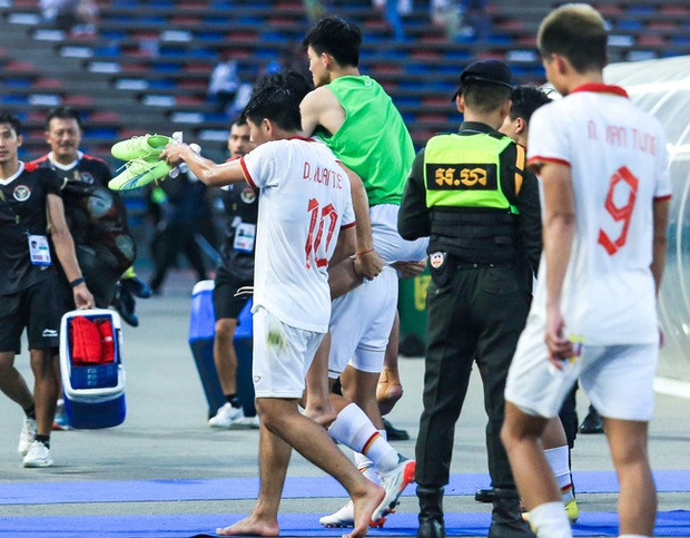 Thanh Nhàn đau đớn chứng kiến đồng đội thất bại, Lương Duy Cương cõng về vì chấn thương