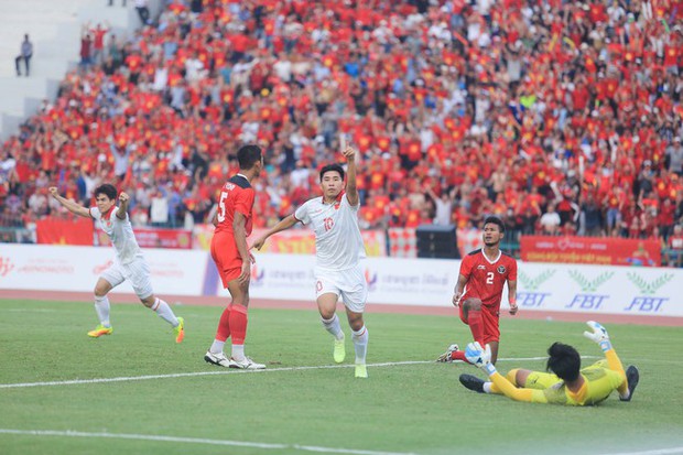 U22 Việt Nam vô địch SEA Games 32 nhờ bàn phản lưới của U22 Indonesia