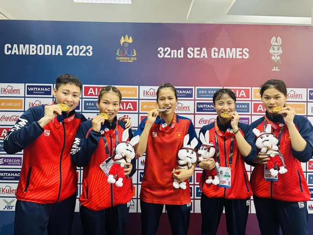 HLV tuyển kun khmer Việt Nam nhận huy chương đặc biệt tại SEA Games 32