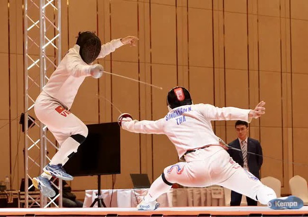 VĐV kiếm phá địch, rơi ngã vẫn chấp niệm, mang về HCV đầu tiên cho đoàn VN tại SEA Games 32