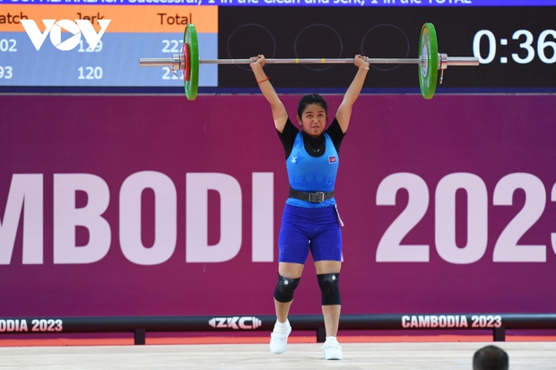 Nữ đô cử Campuchia giành HCV SEA Games 32 với mức tạ siêu nhẹ
