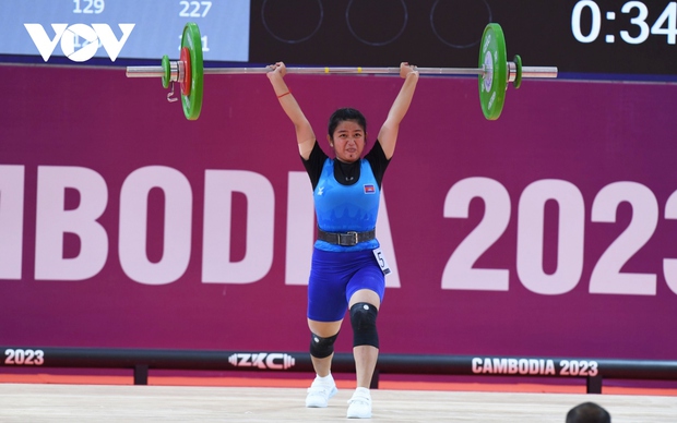 Nữ đô cử Campuchia giành HCV SEA Games 32 với mức tạ siêu nhẹ