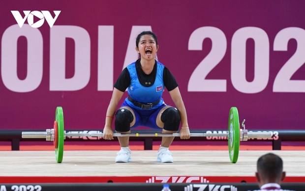 Nữ đô cử Campuchia giành HCV SEA Games 32 với mức tạ siêu nhẹ