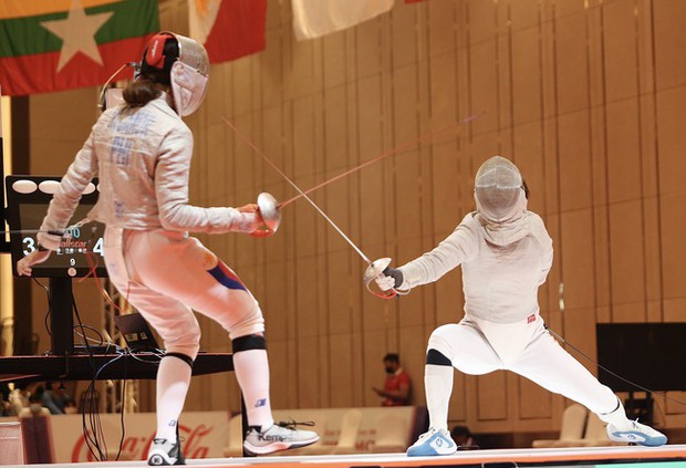 VĐV kiếm phá địch, rơi ngã vẫn chấp niệm, mang về HCV đầu tiên cho đoàn VN tại SEA Games 32