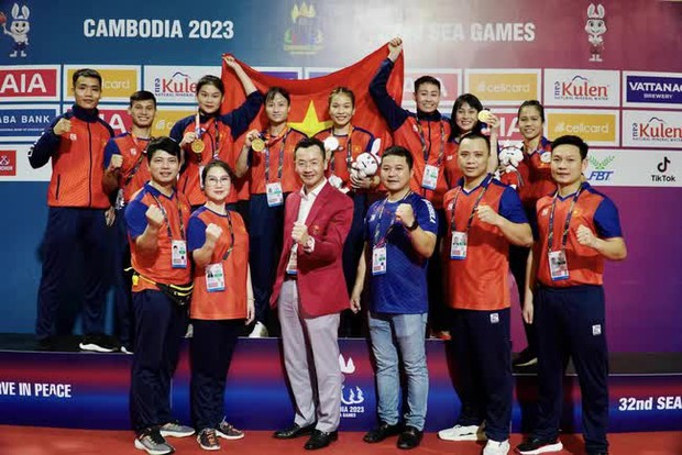 HLV tuyển kun khmer Việt Nam nhận huy chương đặc biệt tại SEA Games 32