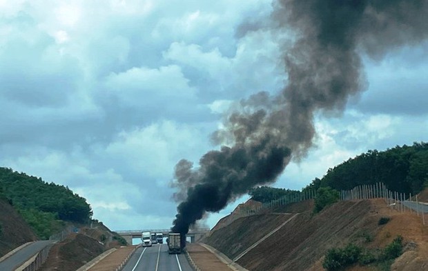 Xe đầu kéo chở hoa quả bốc cháy dữ dội trên cao tốc qua Huế - Ảnh 1.