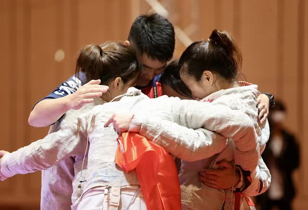 VĐV kiếm phá địch, rơi ngã vẫn chấp niệm, mang về HCV đầu tiên cho đoàn VN tại SEA Games 32