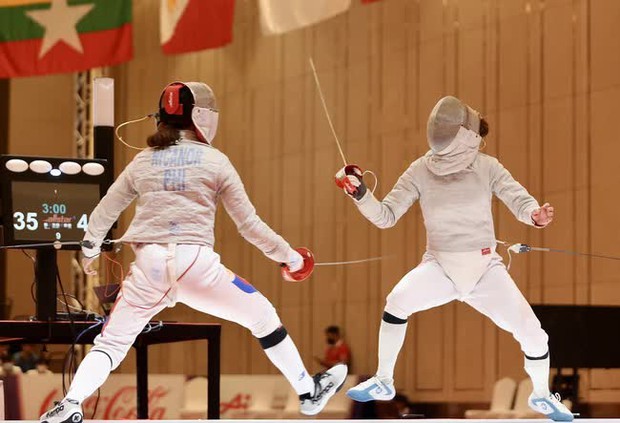 VĐV kiếm phá địch, rơi ngã vẫn chấp niệm, mang về HCV đầu tiên cho đoàn VN tại SEA Games 32