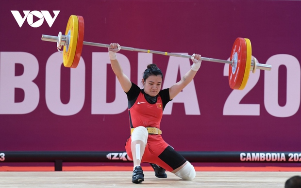 Nữ đô cử Campuchia giành HCV SEA Games 32 với mức tạ siêu nhẹ