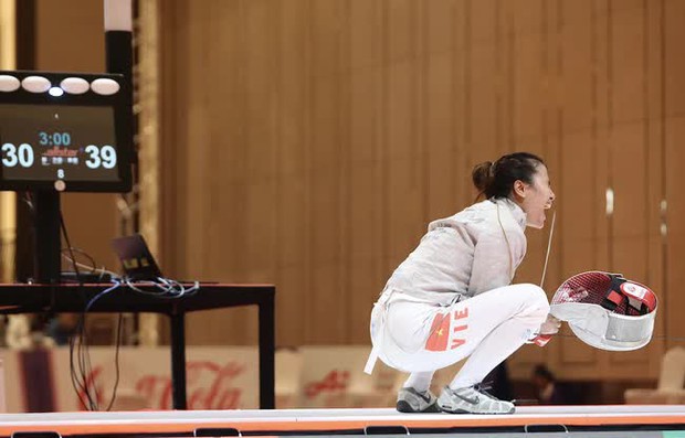 VĐV kiếm phá địch, rơi ngã vẫn chấp niệm, mang về HCV đầu tiên cho đoàn VN tại SEA Games 32