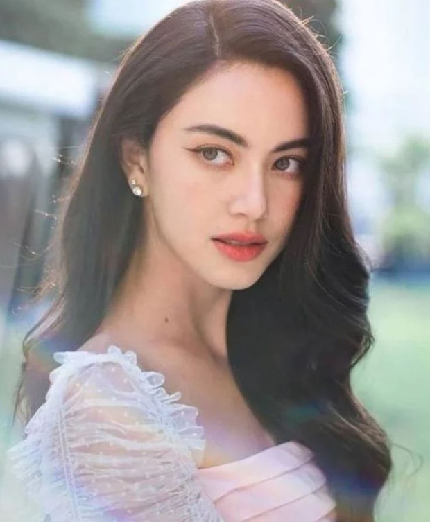 Sao nữ hạng A khiến netizen rần rần khi khoe eo thon giữa trời Tây, lướt qua cứ ngỡ Lisa (BLACKPINK) - Ảnh 8. Sao nữ hạng A khiến netizen rần rần khi khoe eo thon giữa trời Tây, lướt qua cứ ngỡ Lisa (BLACKPINK) - Ảnh 8.