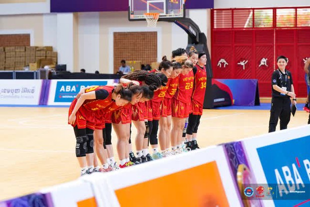 CĐV Việt Nam nồng cháy cổ vũ ĐT bóng rổ nữ tại SEA Games 32