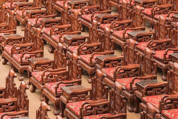 Sở Văn hóa Bắc Ninh nói gì về hàng ghế gỗ Đồng Kỵ trong Nhà hát dân ca quan họ? - Ảnh 2. Sở Văn hóa Bắc Ninh nói gì về hàng ghế gỗ Đồng Kỵ trong Nhà hát dân ca quan họ? - Ảnh 2.