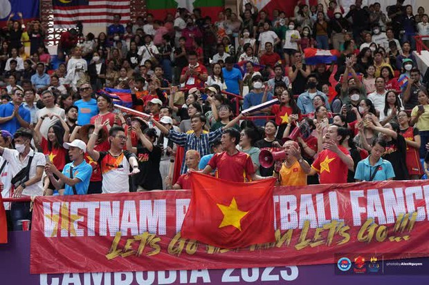 CĐV Việt Nam nồng cháy cổ vũ ĐT bóng rổ nữ tại SEA Games 32