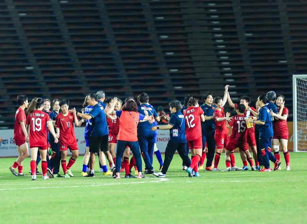 ĐT nữ Việt Nam lập kỷ lục vàng SEA Games 32: Cùng xem cô nàng đá bóng như thế nào!