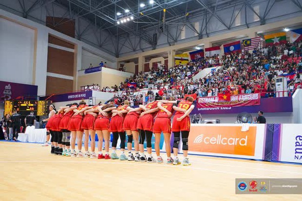 CĐV Việt Nam nồng cháy cổ vũ ĐT bóng rổ nữ tại SEA Games 32