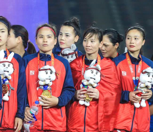 Cầu thủ nữ Việt Nam hạnh phúc nhận huy chương sau khi vượt qua bệnh tật tại SEA Games 32