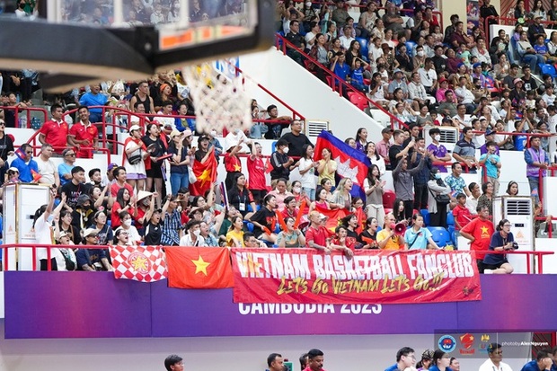 CĐV Việt Nam nồng cháy cổ vũ ĐT bóng rổ nữ tại SEA Games 32