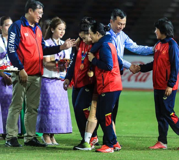 Cầu thủ nữ Việt Nam hạnh phúc nhận huy chương sau khi vượt qua bệnh tật tại SEA Games 32