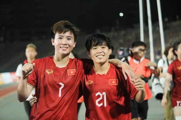 ĐT nữ Việt Nam lập kỷ lục vàng SEA Games 32: Cùng xem cô nàng đá bóng như thế nào!