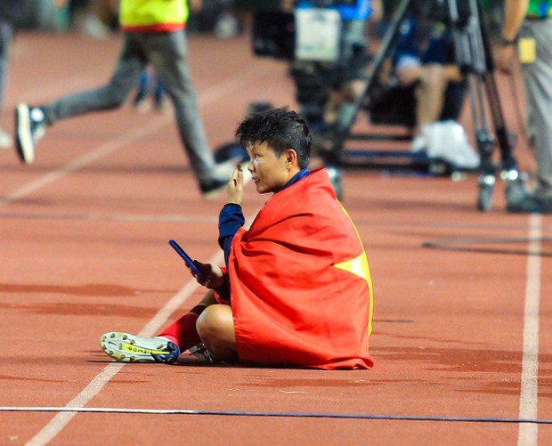 Xúc động hình ảnh nữ tuyển thủ Việt Nam ngồi một mình gọi điện cho mẹ đang bị ốm sau khi vô địch SEA Games 32 - Ảnh 1.