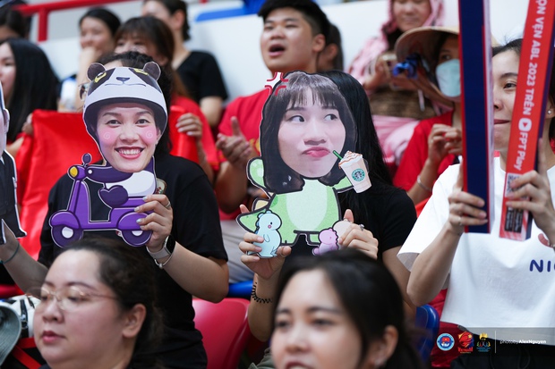 CĐV Việt Nam nồng cháy cổ vũ ĐT bóng rổ nữ tại SEA Games 32