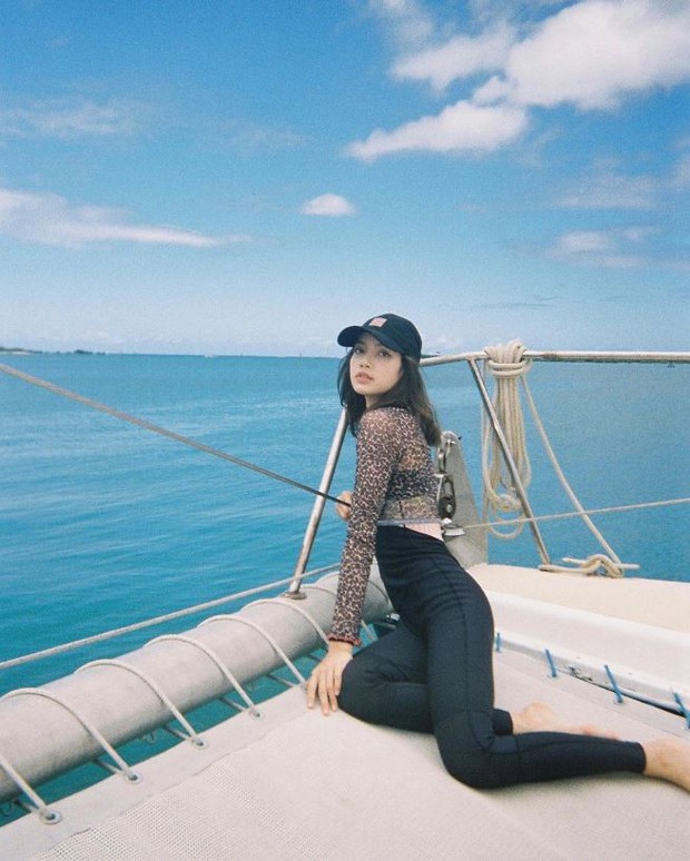 Sao nữ hạng A khiến netizen rần rần khi khoe eo thon giữa trời Tây, lướt qua cứ ngỡ Lisa (BLACKPINK) - Ảnh 4. Sao nữ hạng A khiến netizen rần rần khi khoe eo thon giữa trời Tây, lướt qua cứ ngỡ Lisa (BLACKPINK) - Ảnh 4.