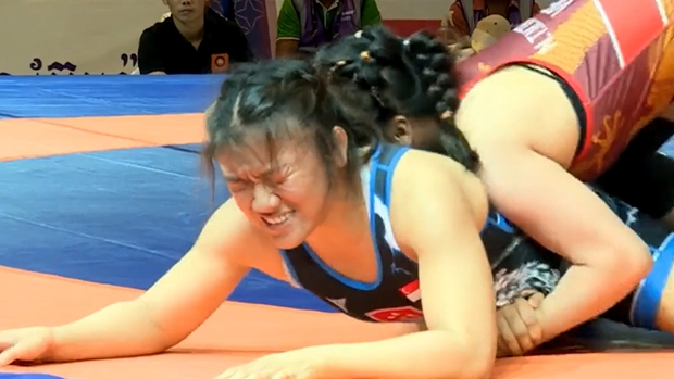 Võ sĩ Việt Nam Nguyễn Thị Mỹ Trang nhấn chìm đô vật Singapore ở SEA Games 32