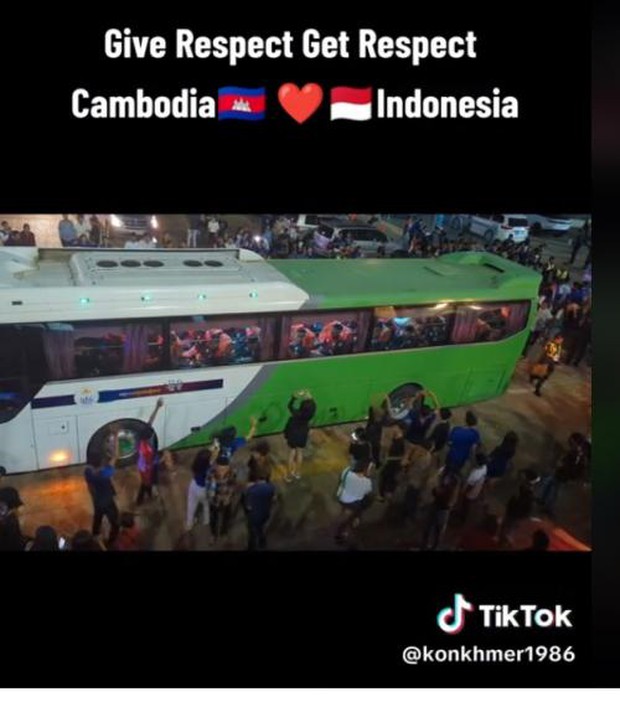 U22 Indonesia gây sốt khi bị CĐV Campuchia chặn xe
