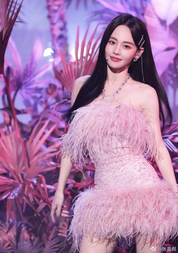 Netizen thảo luận sôi nổi về outfit của 4 tỷ tỷ See Tình: Chi Pu được diện bộ đắt nhất, Ella hóa thánh sold out giúp chiếc đầm 14 triệu bốc hơi - Ảnh 10.