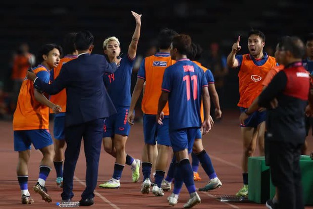 Màn hỗn chiến chưa từng có tại SEA Games: Cầu thủ hoá võ sĩ, ẩu đả đổ máu phải nhận mưa thẻ đỏ - Ảnh 10. Màn hỗn chiến chưa từng có tại SEA Games: Cầu thủ hoá võ sĩ, ẩu đả đổ máu phải nhận mưa thẻ đỏ - Ảnh 10.