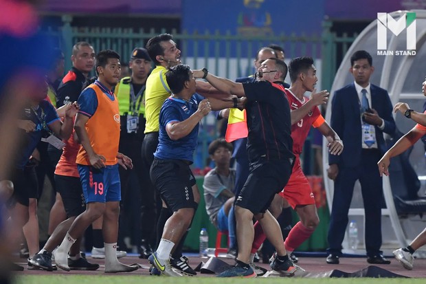 CĐV Đông Nam Á cảm thán về trận chung kết SEA Games 32: Tự nhiên xem đấu võ miễn phí, kịch tính hơn cả phim hành động bom tấn - Ảnh 13. CĐV Đông Nam Á cảm thán về trận chung kết SEA Games 32: Tự nhiên xem đấu võ miễn phí, kịch tính hơn cả phim hành động bom tấn - Ảnh 13.