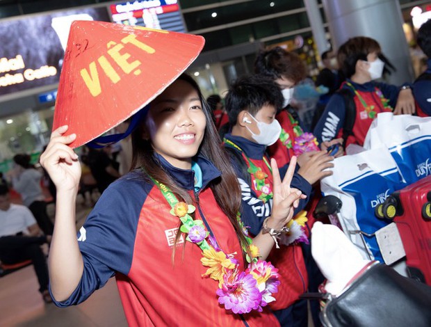 Tuyển nữ Việt Nam về nước sau chiến thắng SEA Games 32