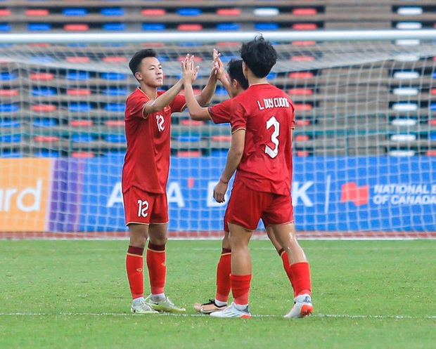 Cảm xúc trái ngược sau trận đấu: U22 Việt Nam hân hoan, cầu thủ U22 Myanmar đổ gục sau khi tuột HCĐ - Ảnh 2.