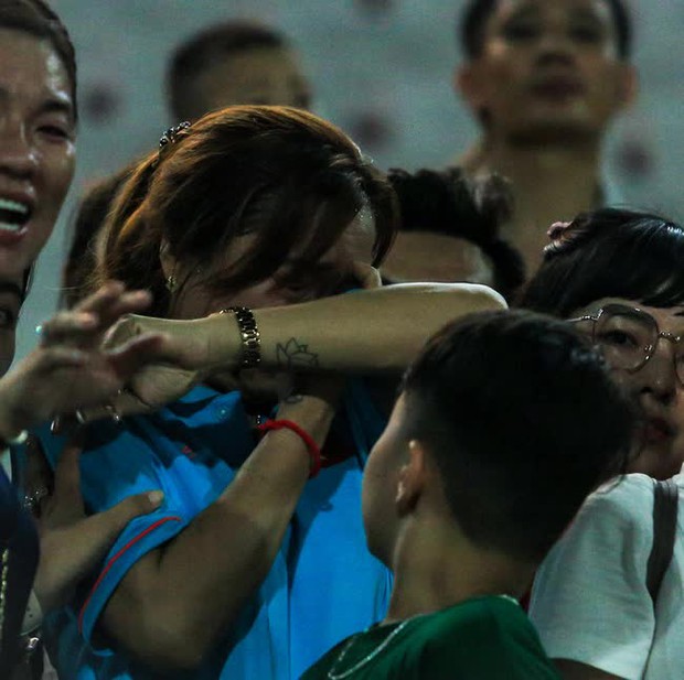 Mẹ Huỳnh Như xúc động khi con gái và đội tuyển Việt Nam giành HCV SEA Games 32
