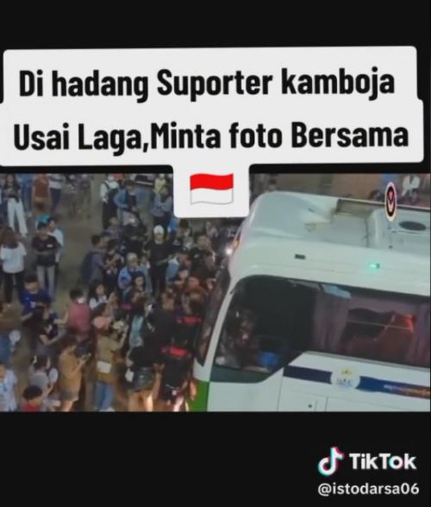 U22 Indonesia gây sốt khi bị CĐV Campuchia chặn xe