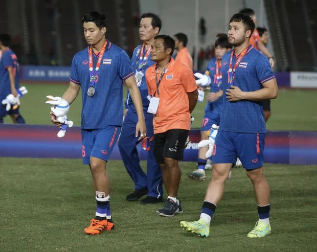 Cầu thủ U22 Thái Lan chấp nhận thất bại tràn đầy thẻ đỏ tại SEA Games 32