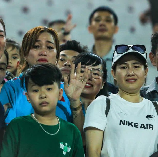Mẹ Huỳnh Như xúc động khi con gái và đội tuyển Việt Nam giành HCV SEA Games 32