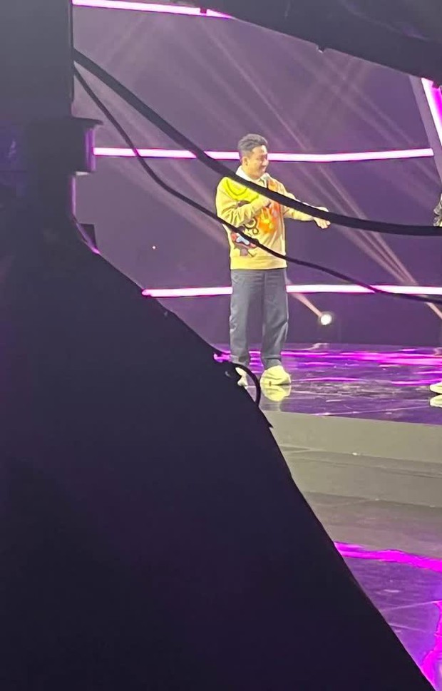 Clip Trấn Thành tại trường quay Người ấy là ai: Hari Won đến thăm và chiếc xế hạng sang 9 tỷ