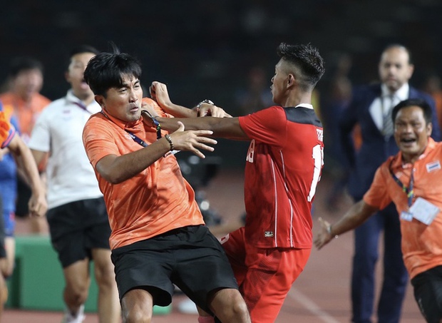 Màn hỗn chiến chưa từng có tại SEA Games: Cầu thủ hoá võ sĩ, ẩu đả đổ máu phải nhận mưa thẻ đỏ - Ảnh 8. Màn hỗn chiến chưa từng có tại SEA Games: Cầu thủ hoá võ sĩ, ẩu đả đổ máu phải nhận mưa thẻ đỏ - Ảnh 8.