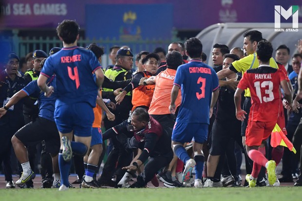 CĐV Đông Nam Á cảm thán về trận chung kết SEA Games 32: Tự nhiên xem đấu võ miễn phí, kịch tính hơn cả phim hành động bom tấn - Ảnh 11. CĐV Đông Nam Á cảm thán về trận chung kết SEA Games 32: Tự nhiên xem đấu võ miễn phí, kịch tính hơn cả phim hành động bom tấn - Ảnh 11.
