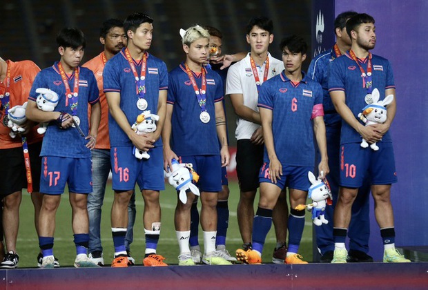 Cầu thủ U22 Thái Lan chấp nhận thất bại tràn đầy thẻ đỏ tại SEA Games 32