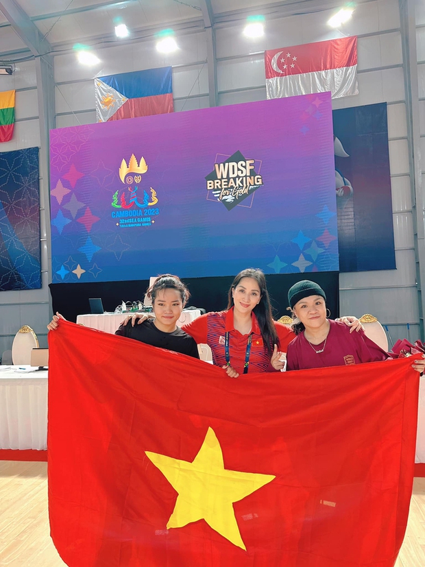 Khánh Thi và đội Dancesport Việt Nam giành HCV SEA Games 32